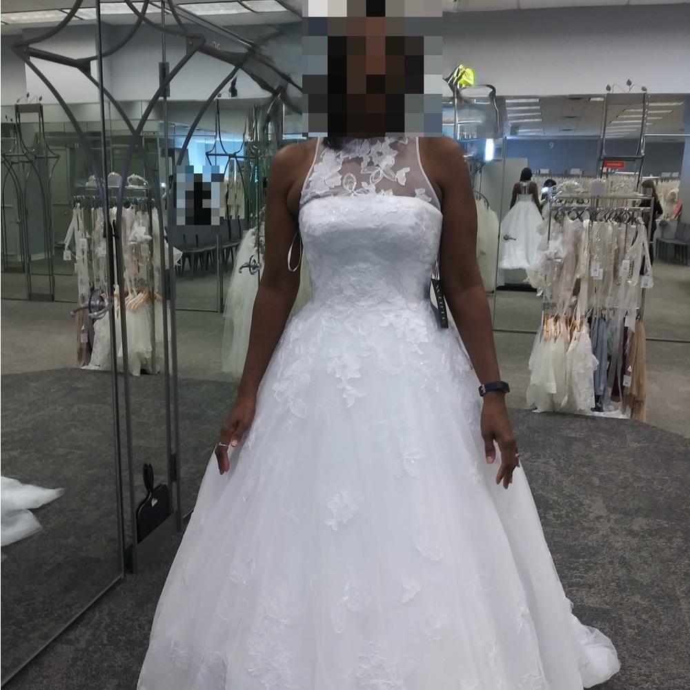 Vera Wang White Floral Lace Bridal Gown & Veil